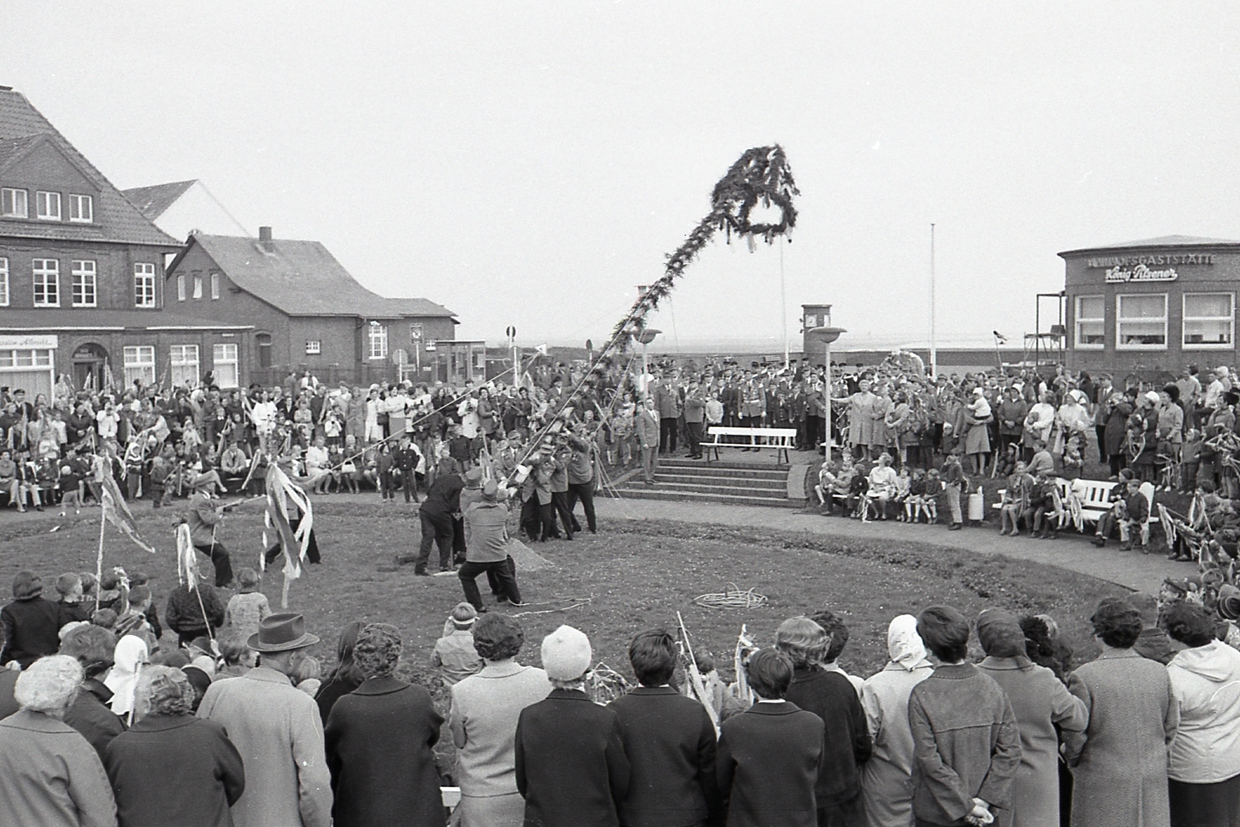 Maibaum wird auf dem Kurplatz aufgestellt