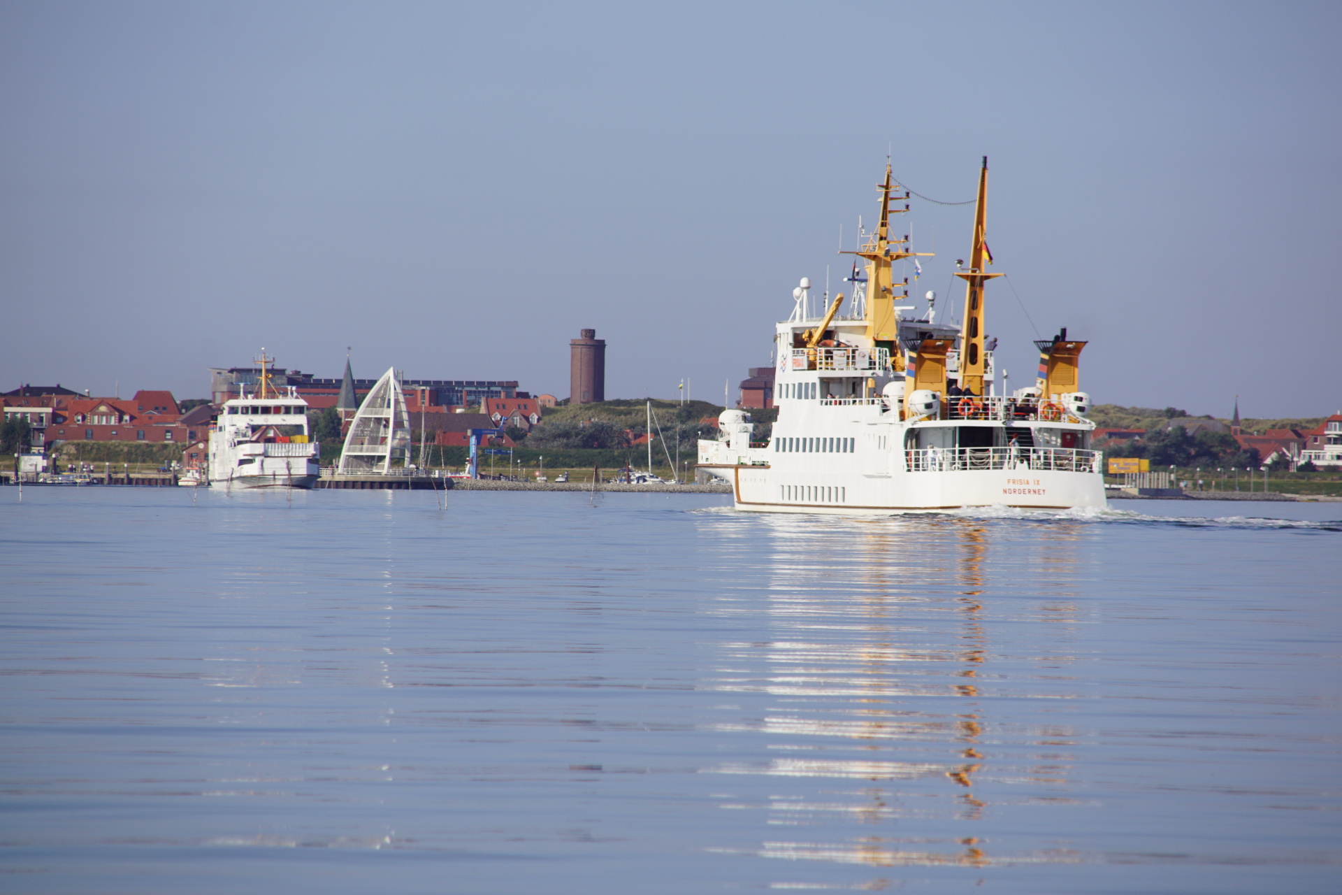 Begegnung in der Hafeneinfahrt Zwei Fähren in der Hafeneinfahrt Juist