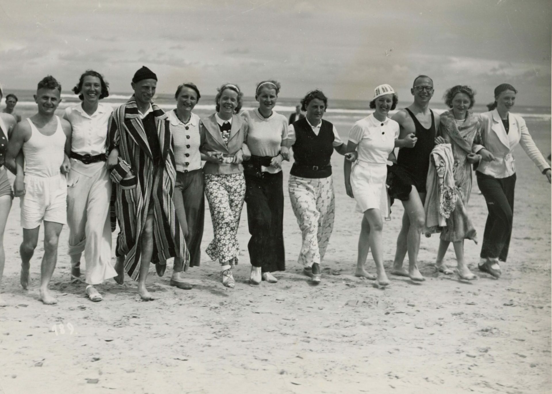 Menschengruppe am Strand 1930er Jahre Menschengruppe am Strand 1930er Jahre