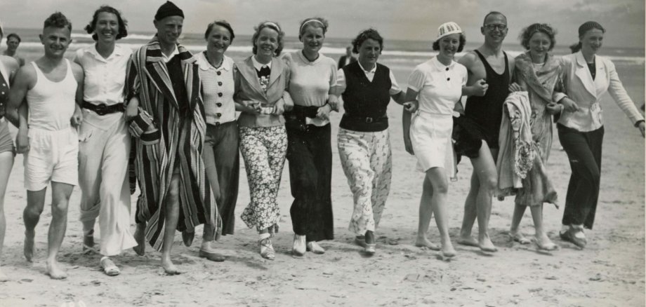 Menschengruppe am Strand 1930er Jahre Menschengruppe am Strand 1930er Jahre