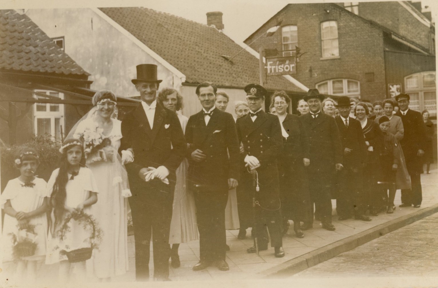 Hochzeitspaar mit Hochzeitsgesellschaft 1930er Jahre